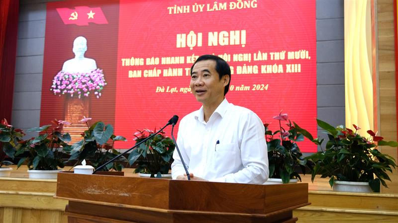 Đồng chí Nguyễn Thái Học - Quyền Bí thư Tỉnh ủy thông tin đến các đại biểu kết quả Hội nghị lần thứ 10, Ban Chấp hành Trung ương Đảng khoá XIII.