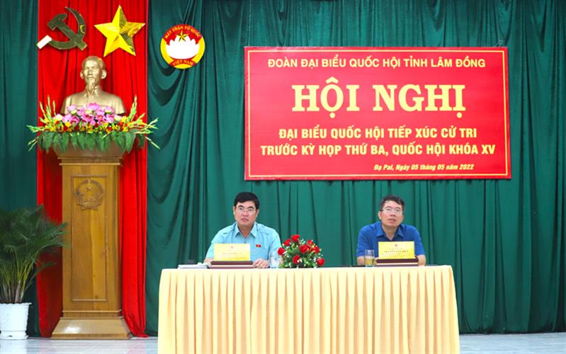 Ông Trần Đình Văn - Phó Bí thư Thường trực Tỉnh ủy, Trưởng đoàn ĐBQH đơn vị tỉnh Lâm Đồng và ông Nguyễn Văn Hiển - Viện trưởng Viện nghiên cứu Lập pháp của Quốc hội tiếp xúc với cử tri xã Đạ Pal (huyện Đạ Tẻh)