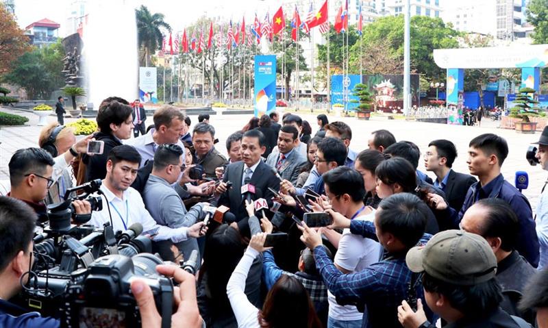Trong thời đại công nghệ số, người làm báo càng phải phát huy truyền thống báo chí cách mạng, nêu cao ý thức trách nhiệm, đạo đức nghề nghiệp. Trong ảnh: Phóng viên Việt Nam và quốc tế khai thác thông tin về Hội nghị Thượng đỉnh Hoa Kỳ - Triều Tiên lần thứ hai tại Hà Nội.