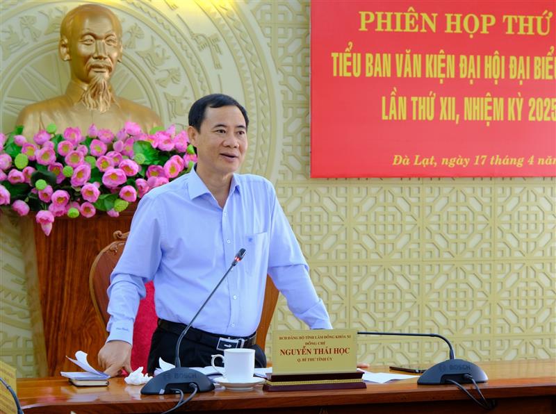 Đồng chí Nguyễn Thái Học - Quyền Bí thư Tỉnh ủy, Trưởng Tiểu ban Văn kiện Đại hội đại biểu Đảng bộ tỉnh lần thứ XII, nhiệm kỳ 2025 - 2030 chủ trì phiên họp.