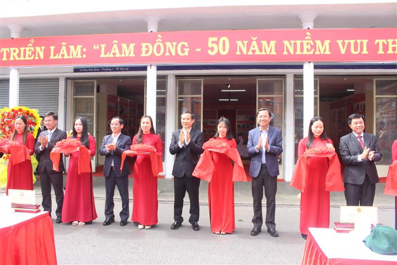 Các đồng chí lãnh đạo tỉnh Lâm Đồng cắt băng khai mạc triển lãm