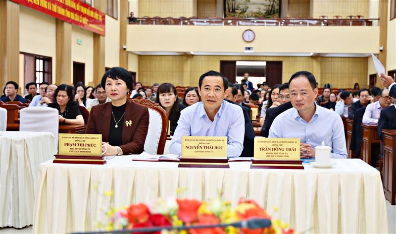 Các đồng chí lãnh đạo Tỉnh ủy, HĐND, UBND tỉnh Lâm Đồng dự Hội nghị công bố quyết định về công tác cán bộ