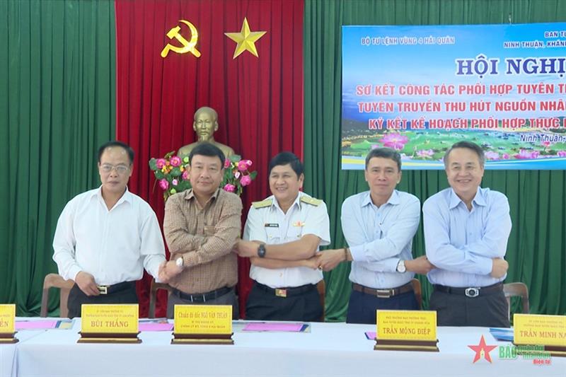 Đại diện Vùng 4 Hải quân và 4 địa phương ký kết thực hiện kế hoạch năm 2023.