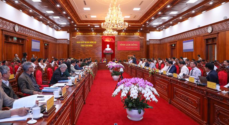 Quang cảnh buổi làm việc.