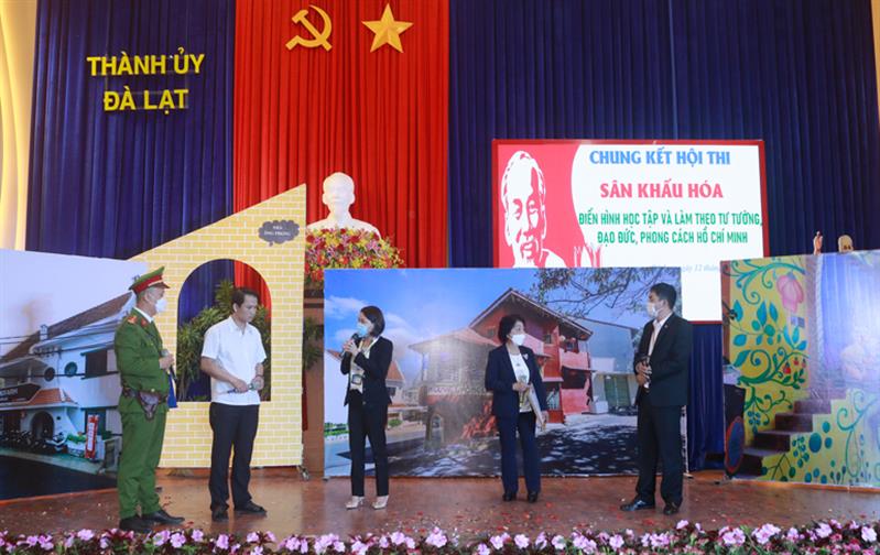Phần thi sân khấu hóa là những tấm gương tiêu biểu, điển hình, gương người tốt, việc tốt trong học tập và làm theo tư tưởng, đạo đức, phong cách Hồ Chí Minh tại các địa phương, cơ quan, đơn vị