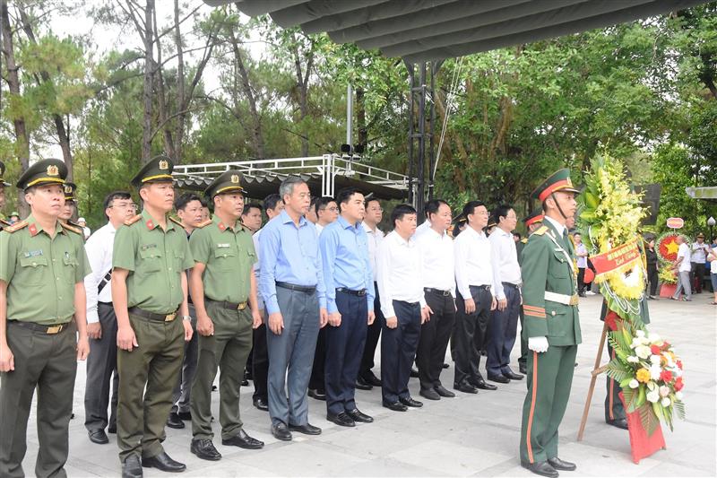 Đoàn công tác của tỉnh Lâm Đồng dâng hoa tại Nghĩa trang Liệt sĩ Quốc gia Đường 9