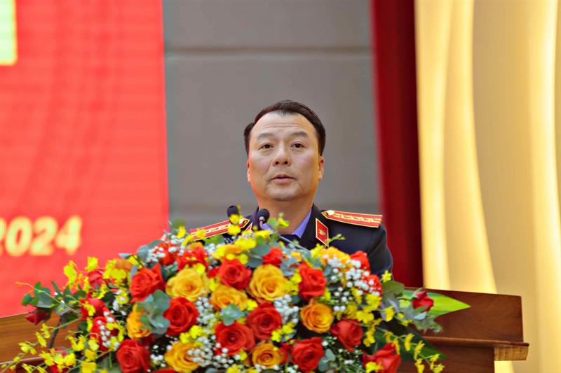 Đồng chí Nguyễn Thành Minh - Viện trưởng Viện kiểm sát nhân dân tỉnh báo cáo kết quả công tác năm 2024 và nhiệm vụ công tác năm 2025 của Viện kiểm sát nhân dân tỉnh