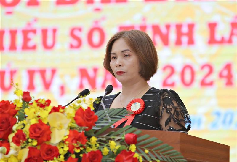 Bà Klong K’ Xuân - đại diện người uy tín thôn Bon Rơm xã N’ Thol Hạ, huyện Đức Trọng với tham luận về Phát huy vai trò người có uy tín trong công tác bảo vệ anh ninh chính trị, trật tự an toàn xã hội vùng đồng bào DTTS.