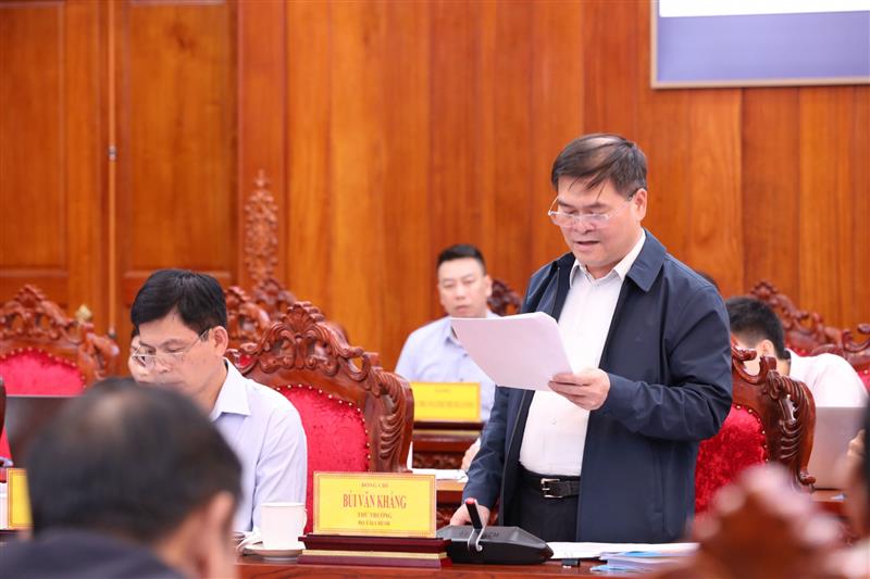 Thứ Trường Bộ Tài Chính Bùi Văn Khánh nêu ý kiến và bày tỏ sự đồng tình về việc cần thiết điều chỉnh các nghị định về đầu tư để tiếp thêm niềm tin và sự tự tin cho doanh nghiệp trong đầu tư các dự án giao thông.