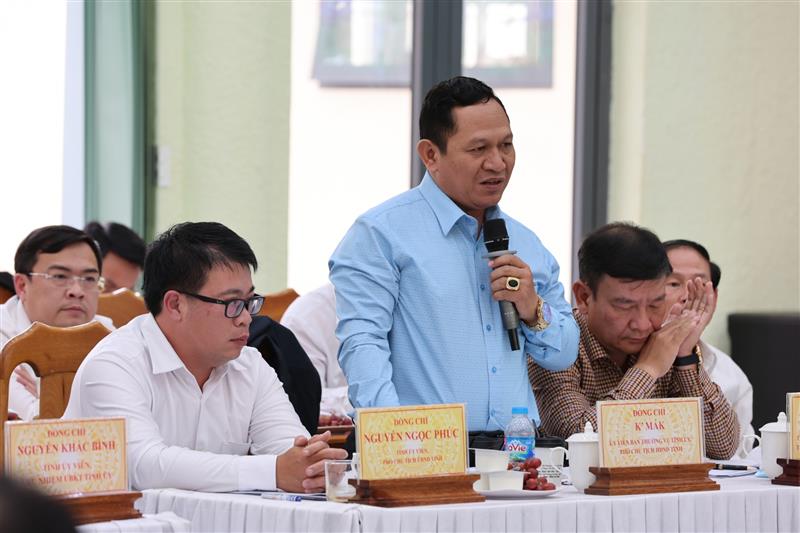 Đồng chí K’Mák – Uỷ viên Ban Thường vụ Tỉnh ủy, Phó Chủ tịch HĐND tỉnh phát biểu nêu một số ý kiến, trong đó nhấn mạnh đến công tác tiếp dân, vấn đề đạo đức, trách nhiệm cán bộ.