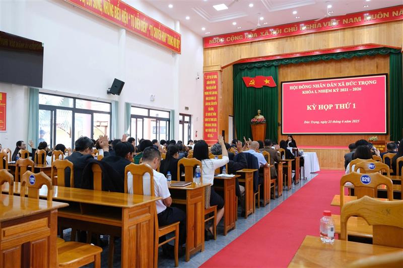 Đại biểu biểu quyết thông qua các nghị quyết