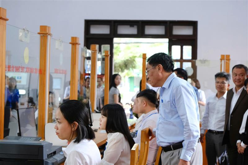 Đồng chí Võ Ngọc Hiệp - Ủy viên Ban Thường vụ Tỉnh ủy, Phó Chủ tịch UBND tỉnh kiểm tra việc vận hành thử nghiệm hệ thống giải quyết thủ tục hành chính tại xã Đức Trọng