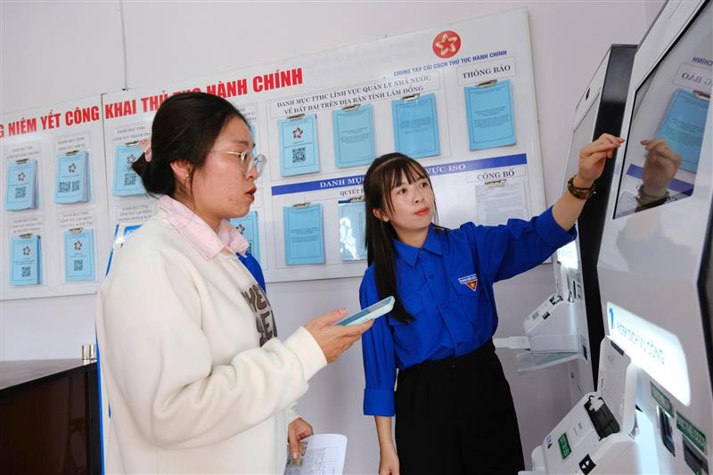 Đoàn viên hỗ trợ hướng dẫn người dân nộp hồ sơ hành chính điện tử