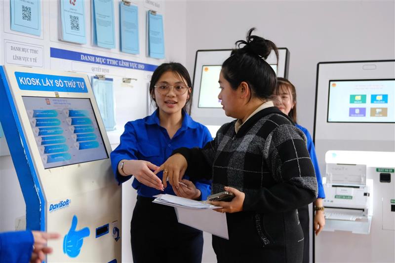 Hỗ trợ người dân lấy số thứ tự giải quyết thủ tục hành chính