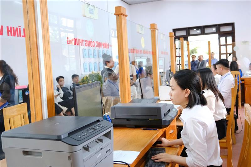 Cán bộ công chức Trung tâm Phục vụ Hành chính công xã Đức Trọng giải quyết thủ tục hành chính cho người dân