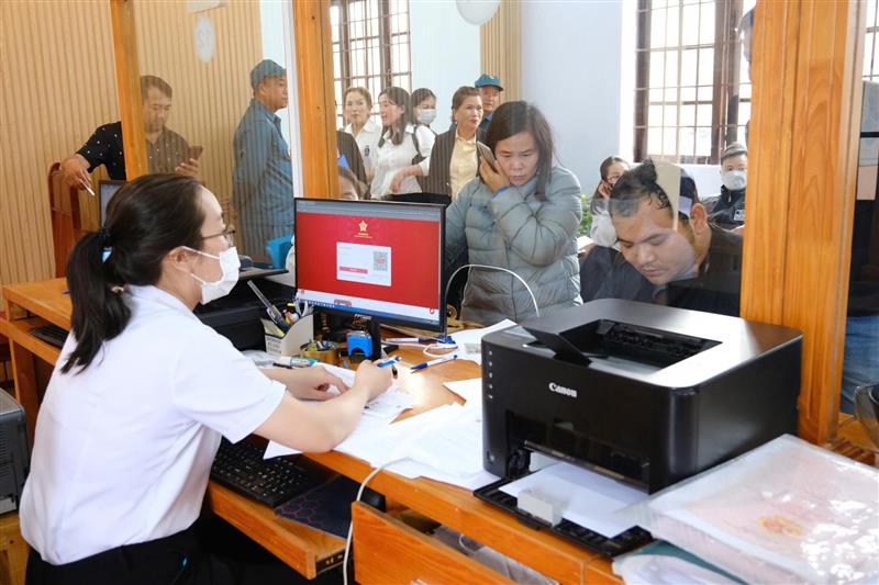 Cán bộ tiếp nhận, giải quyết hồ sơ thủ tục hành chính cho người dân