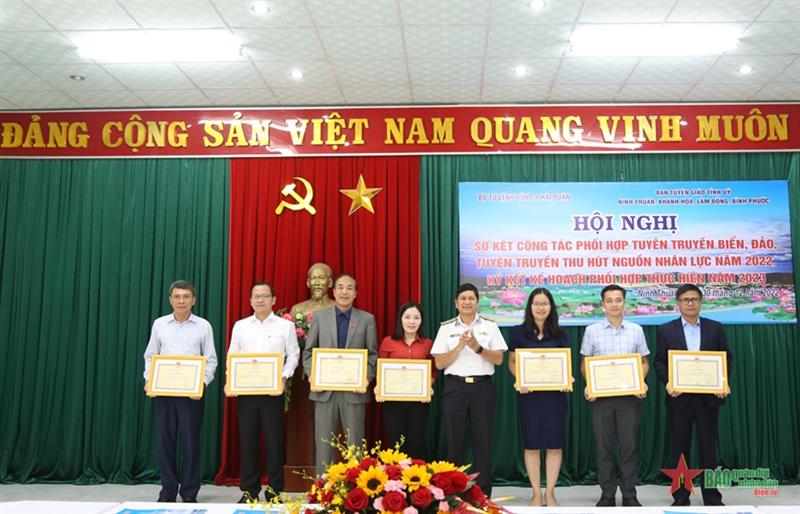 Chuẩn đô đốc Ngô Văn Thuân, Chính ủy Vùng 4 Hải quân trao giấy khen tặng cá nhân có thành tích tốt trong tuyên truyền biển, đảo năm 2022.