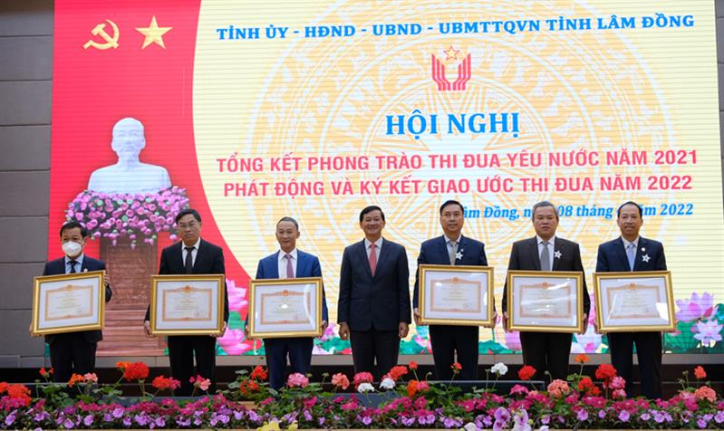 Đồng chí Trần Đức Quận - Ủy viên Ban Chấp hành Trung ương Đảng, Bí thư Tỉnh uỷ, Chủ tịch HĐND tỉnh trao bằng khen của Thủ tướng Chính phủ cho các tập thể có thành tích xuất sắc trong công tác bầu cử ĐBQH khoá XV và đại biểu HĐND dân các cấp nhiệm kỳ 2021 - 2026
