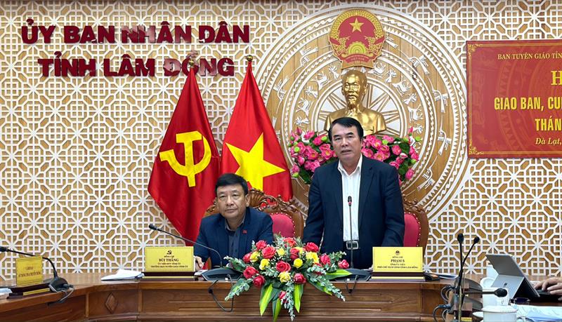 Ông Phạm S - Phó Chủ tịch UBND tỉnh trả lời các câu hỏi đặt ra của báo chí.