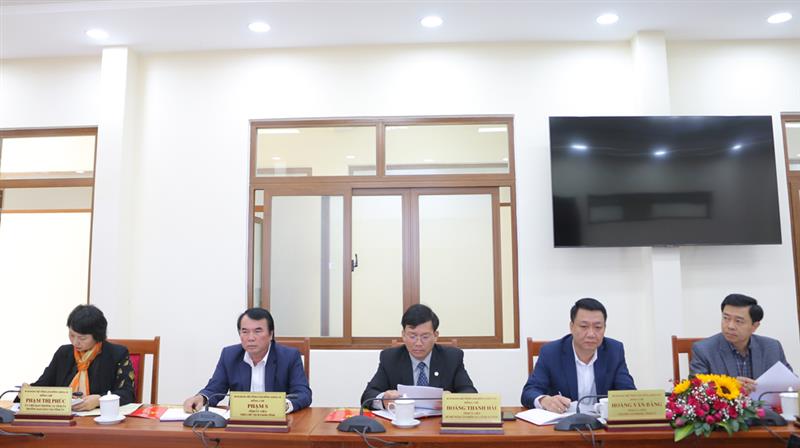 Các đại biểu tham dự buổi làm việc.
