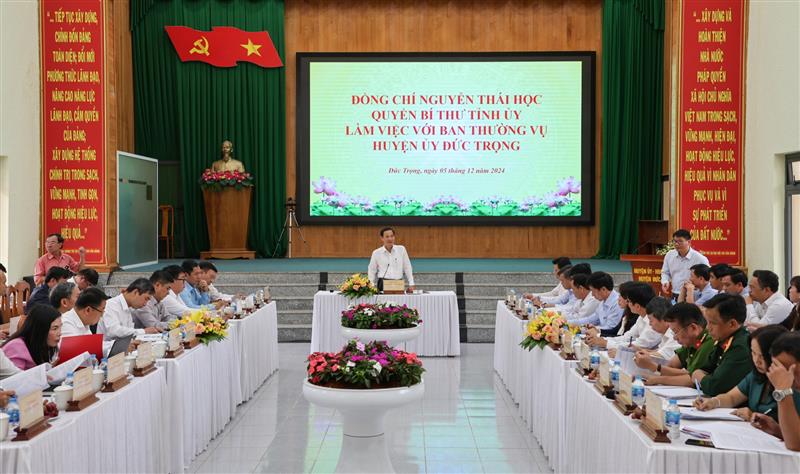 Quang cảnh buổi làm việc