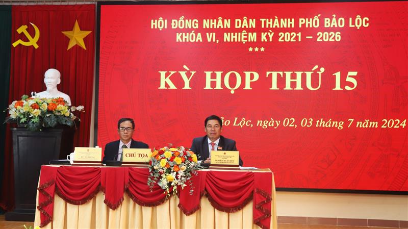 Các đồng chí Chủ tọa điều hành Kỳ họp.