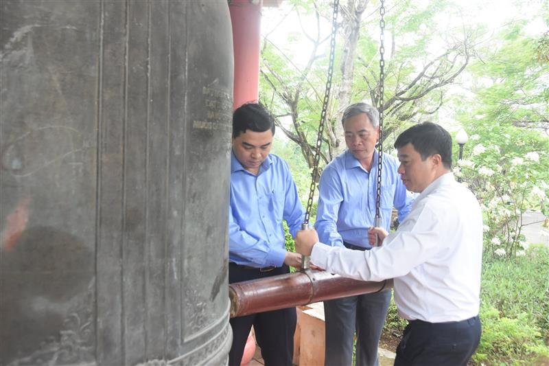 Các đồng chí lãnh đạo tỉnh Lâm Đồng và tỉnh Quảng Trị thực hiện nghi thức thỉnh chuông tại Nghĩa trang Liệt sĩ Quốc gia Trường Sơn