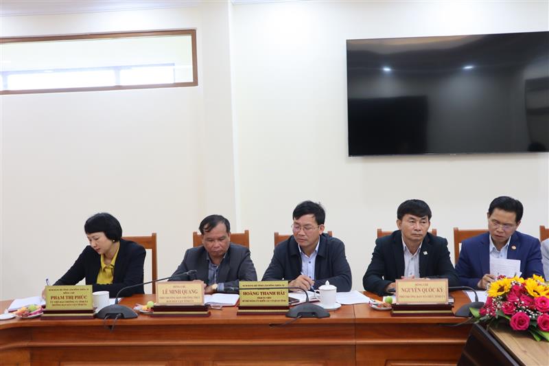 Các đại biểu tham dự buổi làm việc.