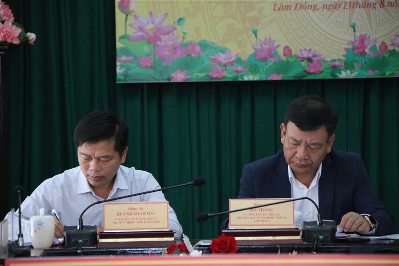 Các đồng chí chủ trì hội nghị.