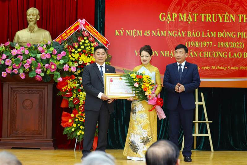 Nhà báo Hồ Thị Lan - Tổng Biên tập Báo Lâm Đồng và Nhà báo Phạm Sơn Dũng - Phó Tổng biên tập Báo Lâm Đồng đón nhận Huân chương Lao động hạng Nhì của Chủ tịch nước