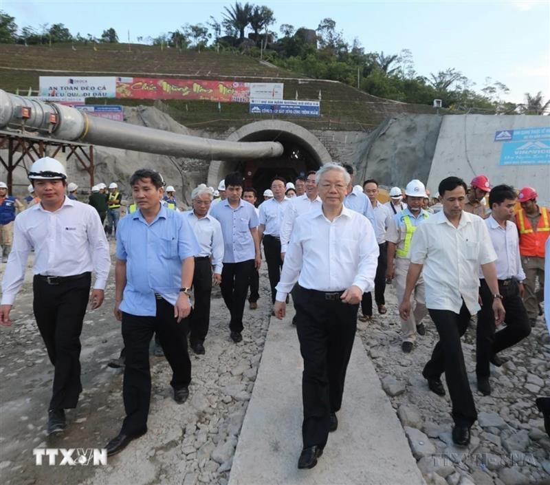 Trong công việc, Tổng Bí thư Nguyễn Phú Trọng luôn thể hiện tinh thần trách nhiệm cao, thái độ nghiêm túc, phương pháp làm việc khoa học, quyết đoán, giữ vững nguyên tắc.