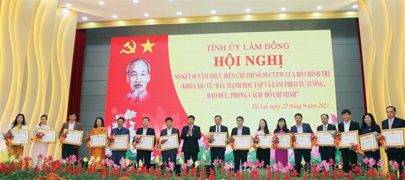 Đồng chí Trần Đình Văn - Phó Bí thư Thường trực Tỉnh ủy, Trưởng Đoàn ĐBQH tỉnh Lâm Đồng trao Bằng khen cho các tập thể, cá nhân có thành tích xuất sắc trong thực hiện Chỉ thị 05 của Bộ Chính trị.