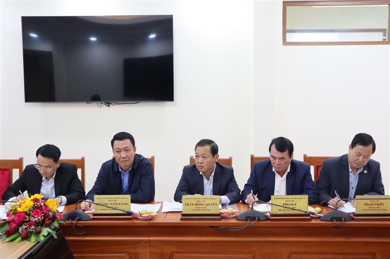 Các đại biểu tham dự buổi làm việc.