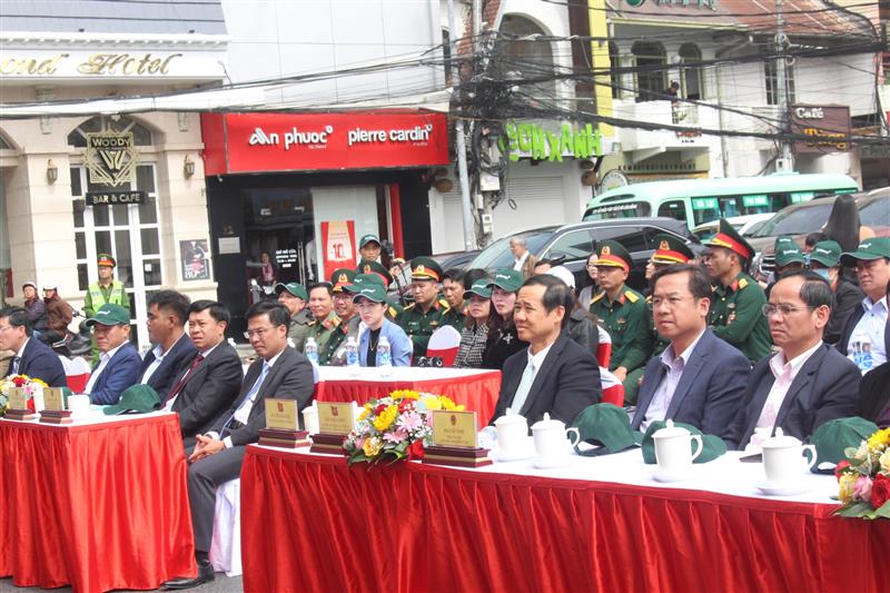 Các đại biểu tham dự lễ khai mạc
