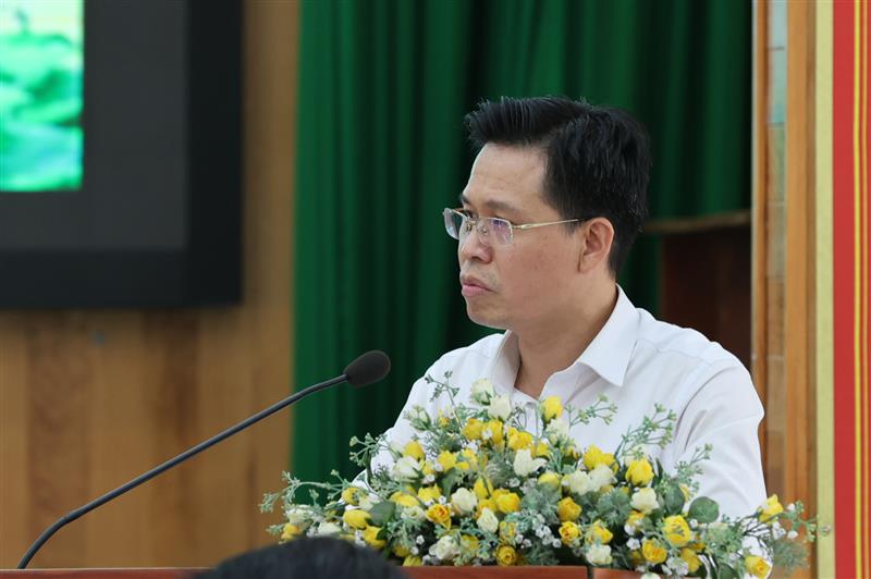 Bí thư Huyện uỷ Đức Trọng Trần Trung Hiếu báo cáo tại buổi làm việc