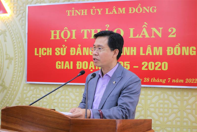 Đồng chí Trần Trung Hiếu, Phó Ban thường trực Ban Tuyên giáo Tỉnh ủy báo cáo dự thảo và tổng hợp ý kiến lần thứ I