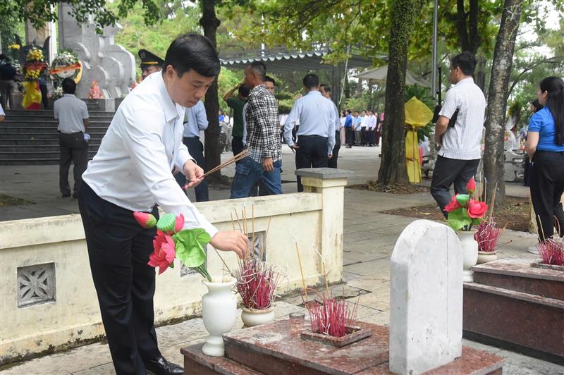 Đồng chí Y Thanh Hà Niê Kđăm, Ủy viên Ban Chấp hành Trung ương Đảng, Bí thư Tỉnh ủy, Trưởng Đoàn đại biểu Quốc hội khóa XV tỉnh Lâm Đồng thắp hương lên các phần mộ tại Nghĩa trang Liệt sĩ Quốc gia Trường Sơn