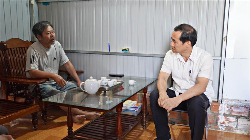 uyền Bí thư Tỉnh uỷ Nguyễn Thái Học thăm, động viên thân nhân gia đình nạn nhân Nguyễn Quang Duyệt bị thiệt mạng do sạt đất ngày 20/7.