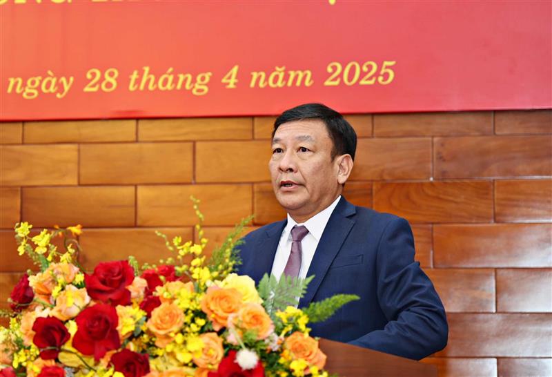 Đồng chí Bùi Thắng - Phó Bí thư Tỉnh uỷ điều hành Hội nghị