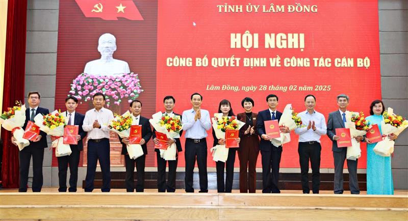 Lãnh đạo tỉnh Lâm Đồng trao quyết định điều động, bổ nhiệm và tặng hoa chúc mừng cho 8 đồng chí