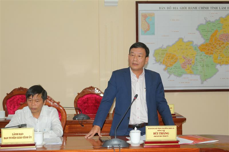 Đồng chí Bùi Thắng - Phó Bí thư Tỉnh ủy, Trưởng Ban Tuyên giáo Tỉnh ủy trao đổi ý kiến tại buổi làm việc