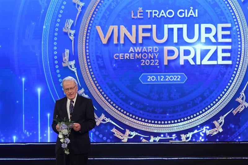 Giải Đặc biệt VinFuture 2022 dành cho Nhà khoa học nghiên cứu các lĩnh vực mới đã được trao cho Tiến sĩ Demis Hassabis (Vương Quốc Anh) và Tiến sĩ John Jumper (Hoa Kỳ).