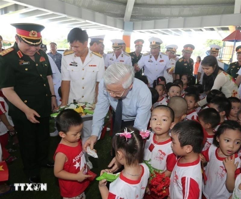 Dù giữ vị trí trọng yếu của Đảng nhưng trong cuộc sống đời thường, Tổng Bí thư Nguyễn Phú Trọng lại sống rất giản dị, khiêm tốn, mẫu mực và chân thành, rất gần gũi với quần chúng nhân dân.