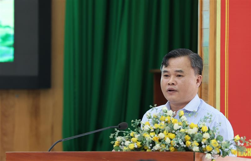 Đồng chí Lê Nguyên Hoàng - Chủ tịch UBND huyện Đức Trọng, báo cáo tình hình phát triển kinh tế - xã hội của huyện và một số vấn đề về công tác triển khai đầu tư công