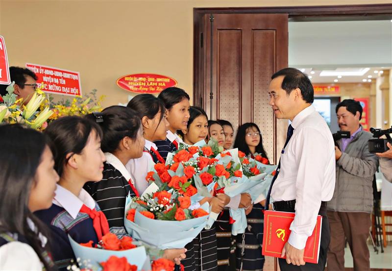 Quyền Bí thư Tỉnh ủy Nguyễn Thái Học ân cần thăm hỏi các em thiếu nhi đồng bào DTTS.