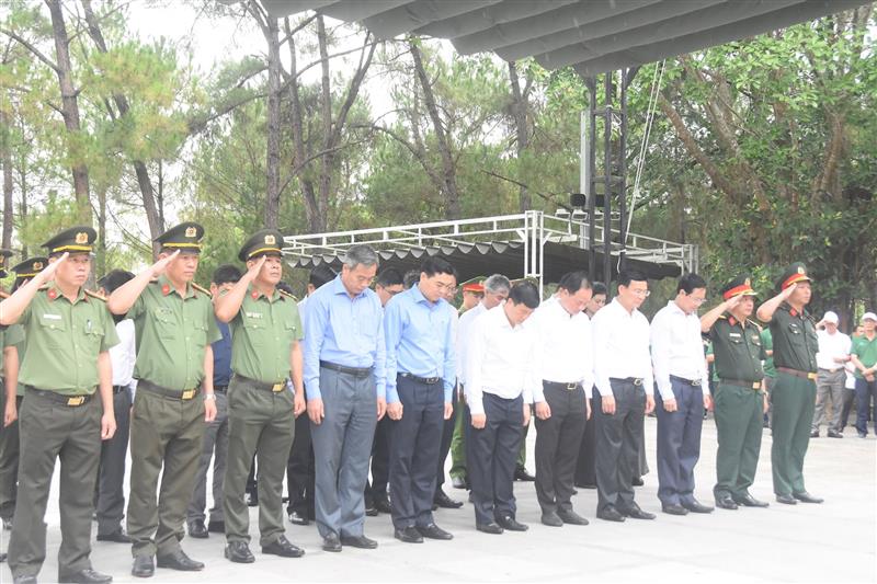 Các đại biểu tưởng niệm các anh hùng liệt sĩ
