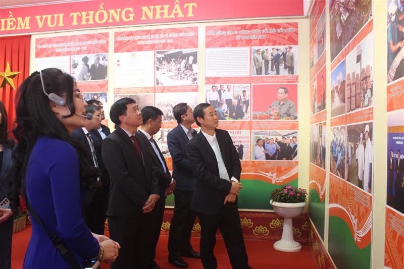 Đồng chí Nguyễn Thái Học - Quyền Bí thư Tỉnh ủy và các đại biểu tham quan triển lãm