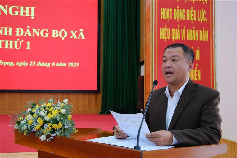 Đồng chí Vũ Quang Lâm - Phó Trưởng Ban Tổ chức Tỉnh ủy công bố các nghị quyết, quyết định về việc thành lập Đảng bộ xã Đức Trọng nhiệm kỳ 2025 - 2030