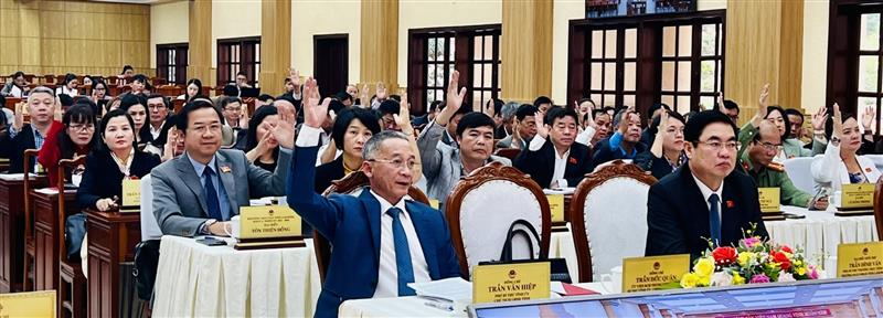 Đại biểu HĐND tỉnh khoá X biểu quyết thông qua các nghị quyết quan trọng tại kỳ họp.