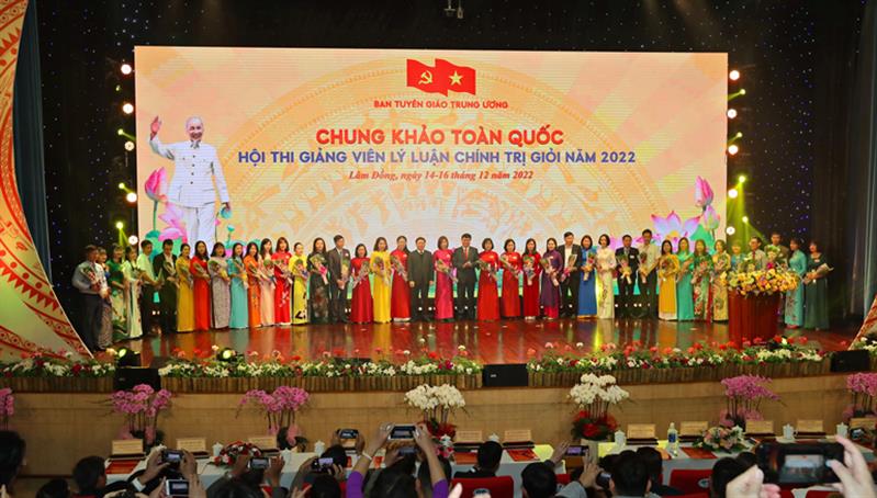 Ban Tổ chức Hội thi tặng hoa cho 38 thí sinh tham dự Chung khảo toàn quốc.